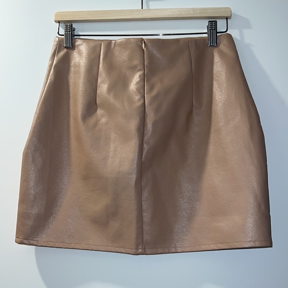 REVOLVE MINI SKIRT WITH ONE SLIT - Picture 3 of 3